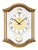 Wanduhr mit eichenfarbenem Massivholzgehäuse, rundem Zifferblatt und Glasfenster