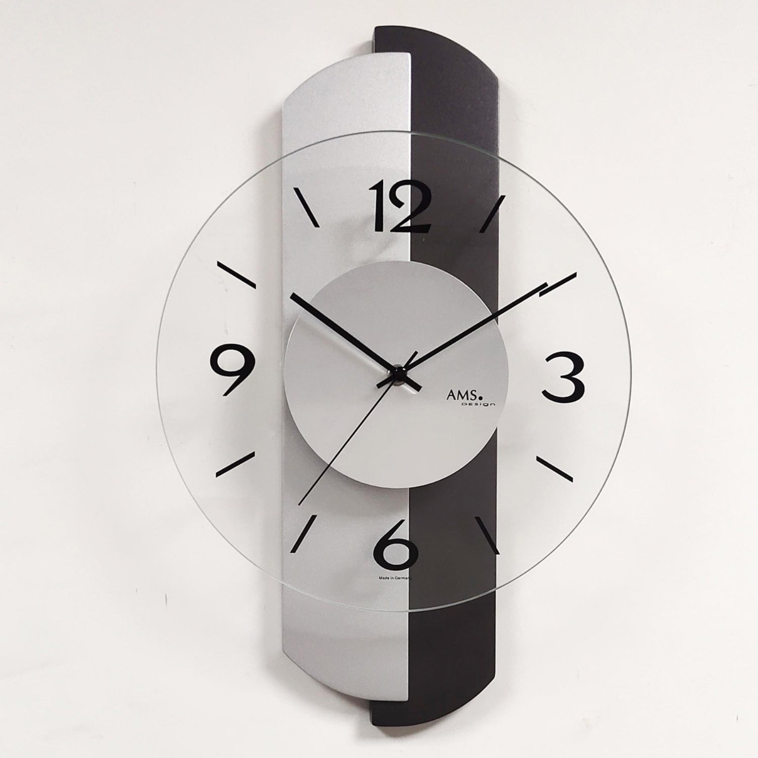 Wanduhr mit silbernem Zifferblatt und anthrazitfarbenem Holzrahmen, AMS-Logo