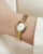 Damenarmbanduhr Mockberg am Handgelenk, goldfarbenes Metallarmband mit ovaler Uhr