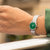 Festina Damenuhr am Handgelenk mit grünem Zifferblatt und silbernem Metallarmband
