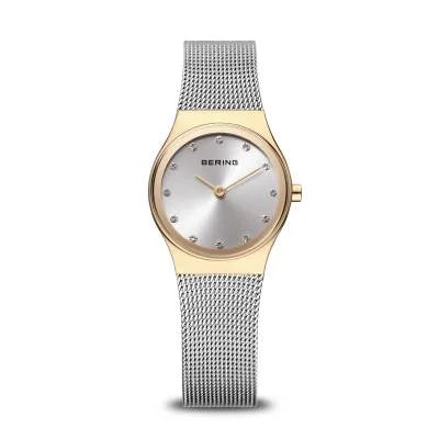 Damenarmbanduhr mit rundem Gehäuse, goldfarbener Blende und silbernem Milanaise-Armband