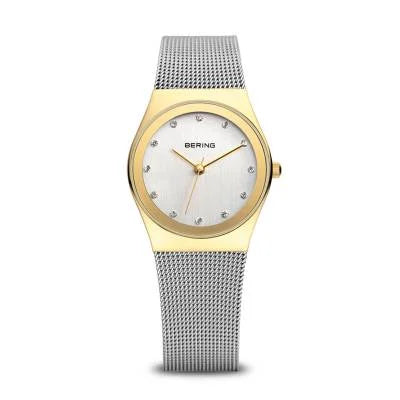 Damenuhr mit goldfarbenem Gehäuse, silbernem Zifferblatt und grauem Mesh-Armband