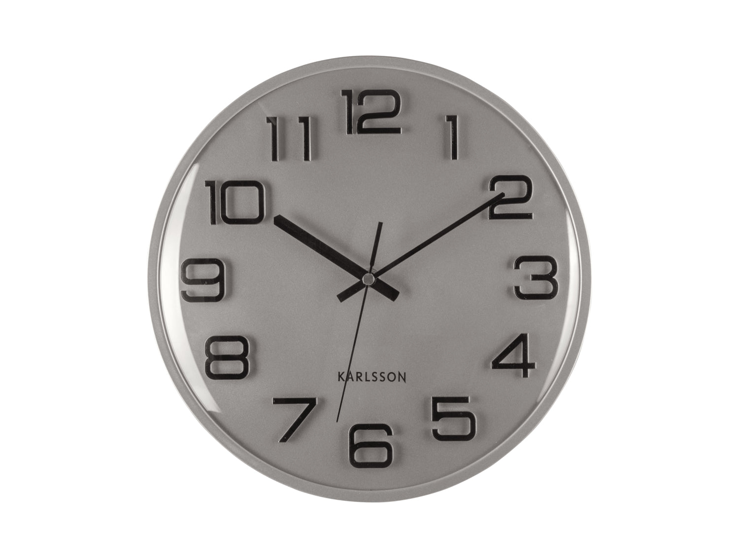 Silberne Wanduhr mit 3D-Ziffern und schwarzen Zeigern, rundes Zifferblatt