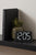 Karlsson New Retro KA6035BK Wecker Schwarz • Großes LED-Display • Retro-Design mit USB-Betrieb, Bild 4