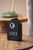 Holzwecker im Hausdesign aus dunklem Holz mit LED-Anzeige 12:07