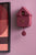 Wanduhr im Vogelhaus-Design, rosa-burgunder, mit vergoldetem Zifferblatt und abgerundetem Pendel