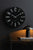 Karlsson Esencia Elevated KA6090BK Wanduhr Schwarz • Geräuschloses Sweep-Uhrwerk • Rahmenlosem Design, Bild 3