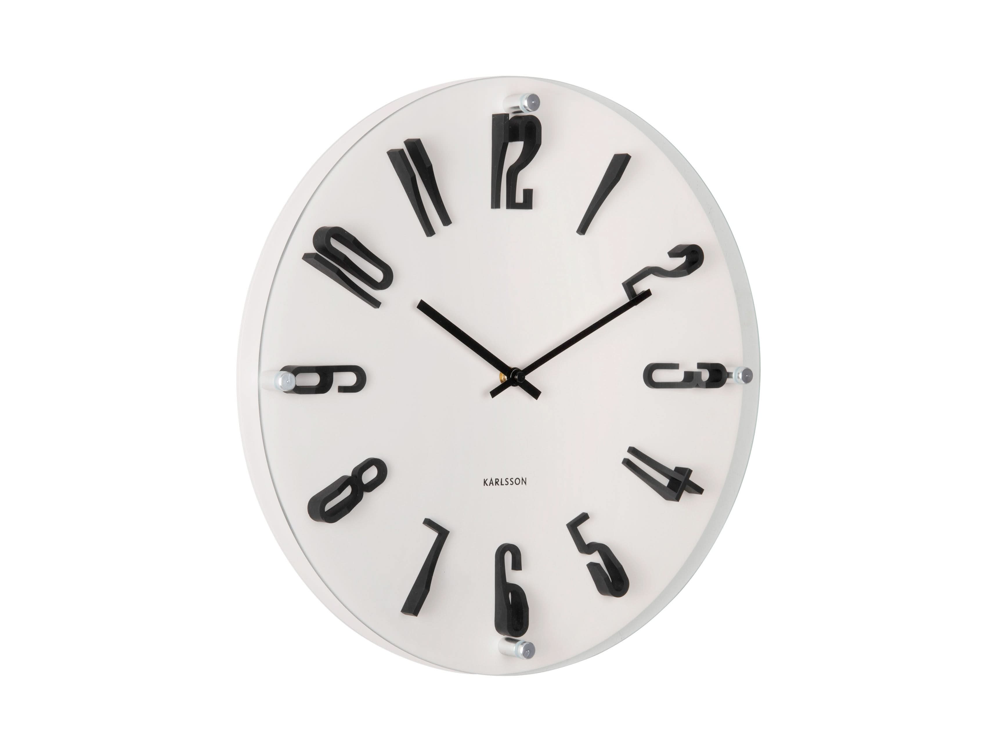 Runde Wanduhr mit hellem Zifferblatt, schwarzen Zeigern und Clip-Ziffern