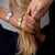 Tommy Hilfiger MOIRA Damenarmbanduhr in Gold mit Mesh-Armband, ovales Zifferblatt