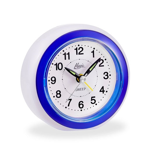 Wanduhr mit blauem Rand und weißem Zifferblatt, sichtbare Zeiger