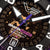 Herrenuhr mit schwarzem Zifferblatt und violetten Zeigern