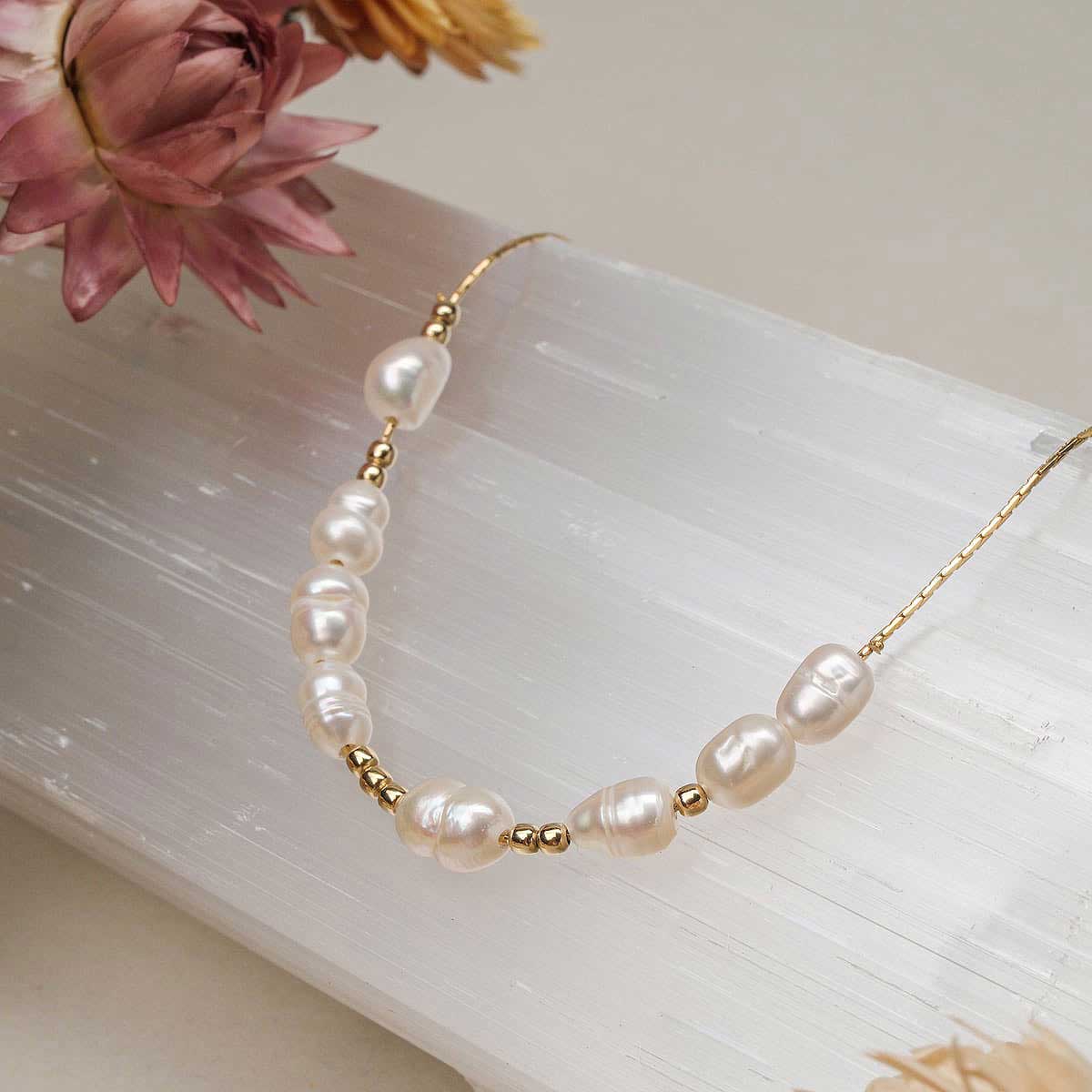 Familytie Necklace (Pearl/Gold) Delicate Necklace with Pearl Pendant - Holzkern Model: Jewelry
