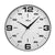 Runde Wanduhr mit silbernem Rahmen und weißem Ziffernblatt, arabische Ziffern.