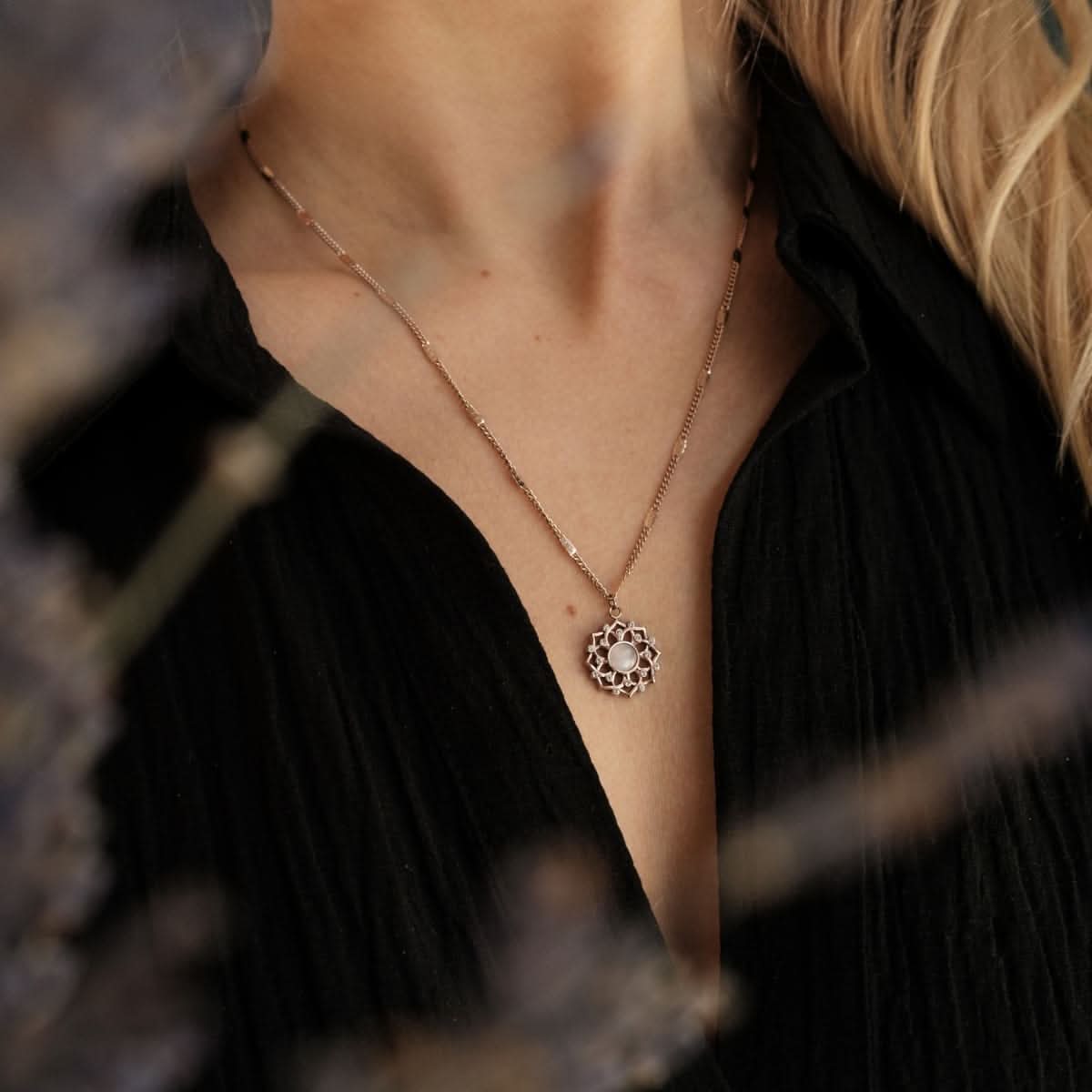 https://www.holzkern.com/media/catalog/product/6/_/6_220124_composition_gem_halskette_mondstein_rose_cv_50.jpg