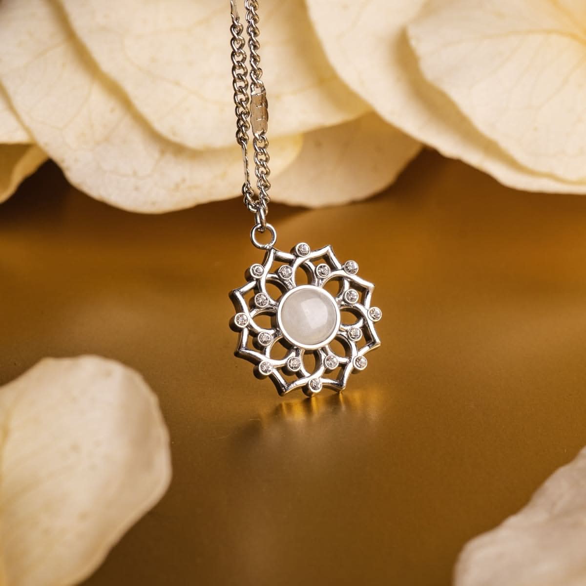 https://www.holzkern.com/media/catalog/product/7/_/7_220124_composition_gem_halskette_mondstein_silber_cv_11.jpg