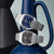 Casio Armbanduhren im Detail: blaues und schwarzes Modell mit Metallgliederband