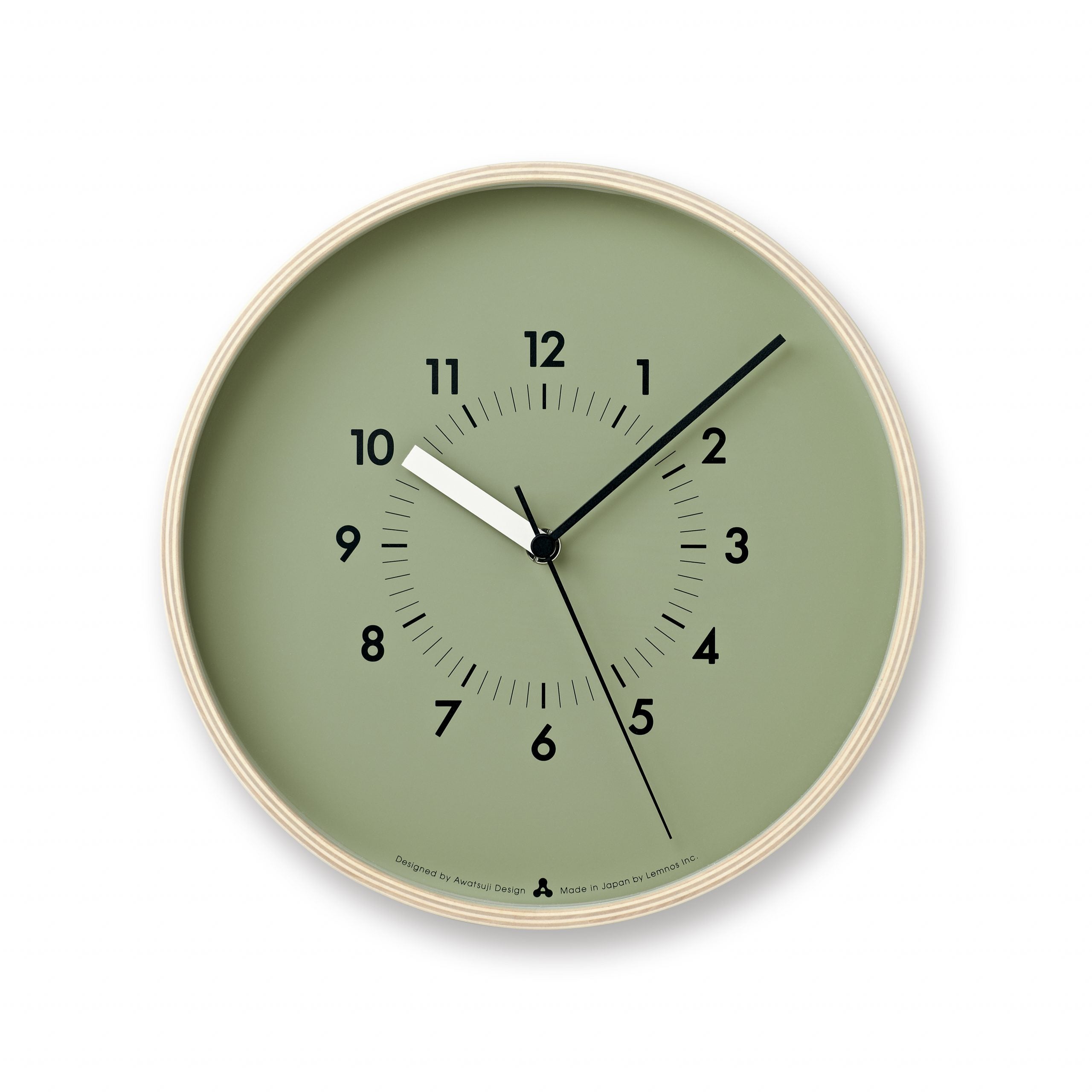 Grüne Wanduhr mit beigem Rahmen, römischen Ziffern und schwarzen Zeigern