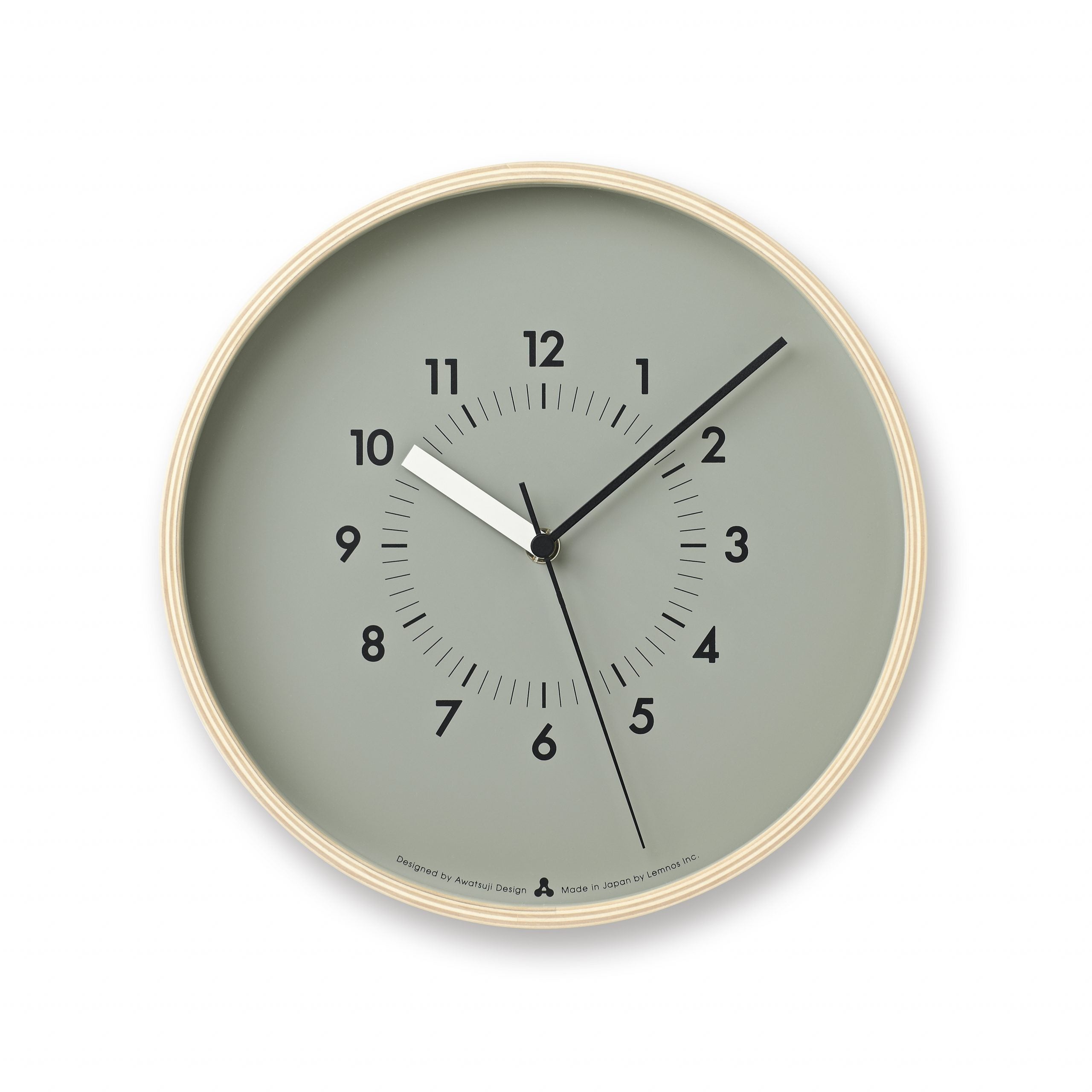 Runde Wanduhr mit grauem Ziffernblatt, goldener Einfassung, schwarzen Zeigern und Strichmarkern.