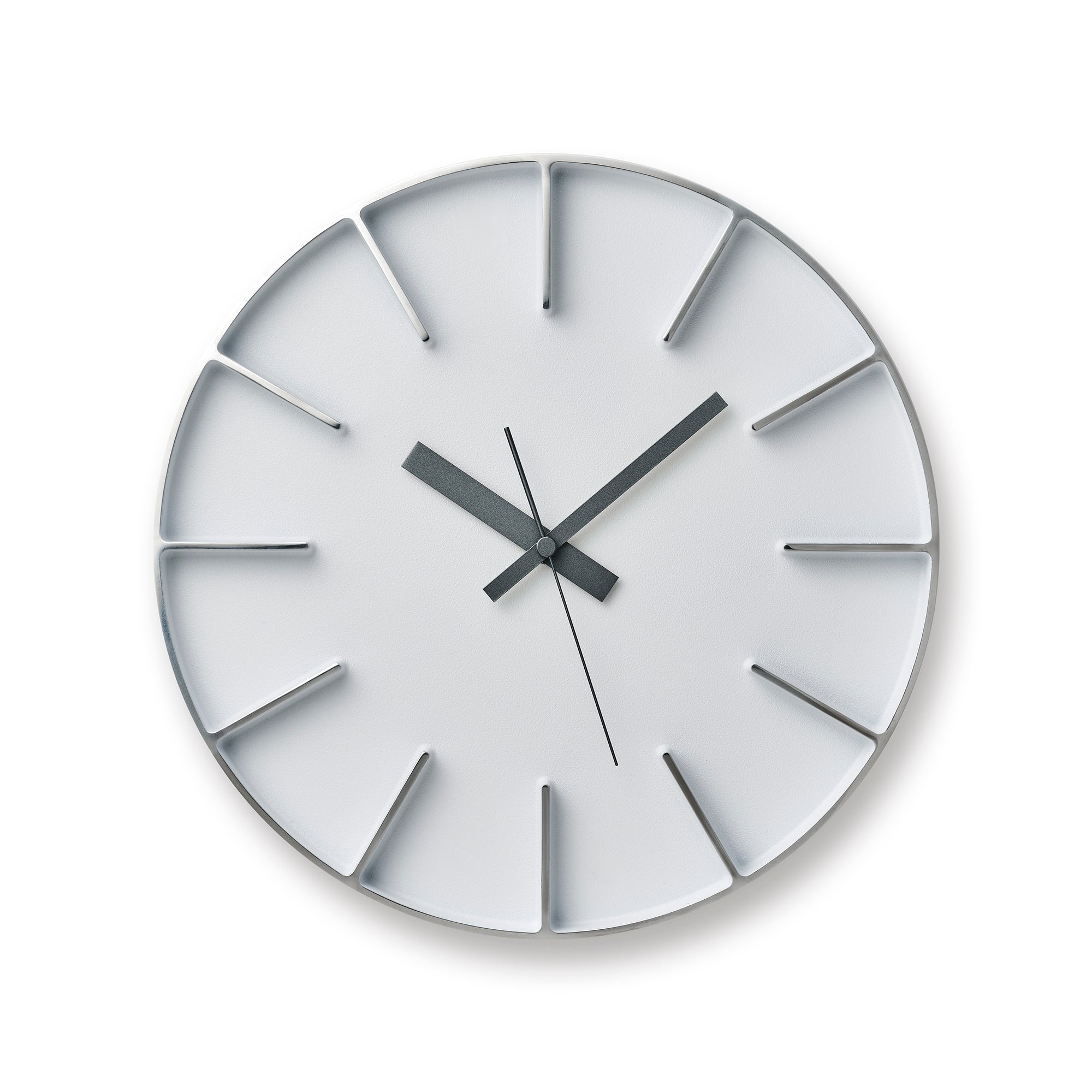 Lemnos Wanduhr mit weißem Zifferblatt, schwarzen Indexen und Zeigern