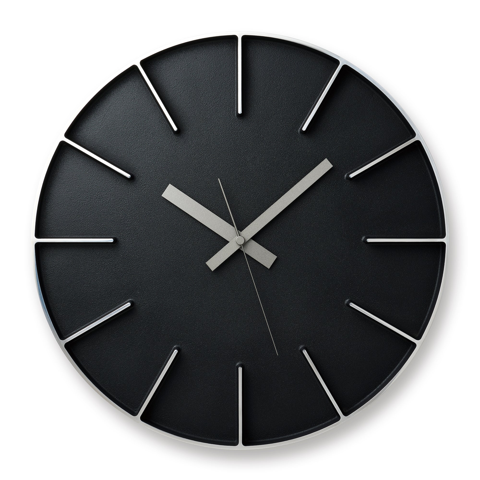 Schwarze runde Wanduhr mit silbernen Strichindexen und Zeigern, Aluminiumrahmen