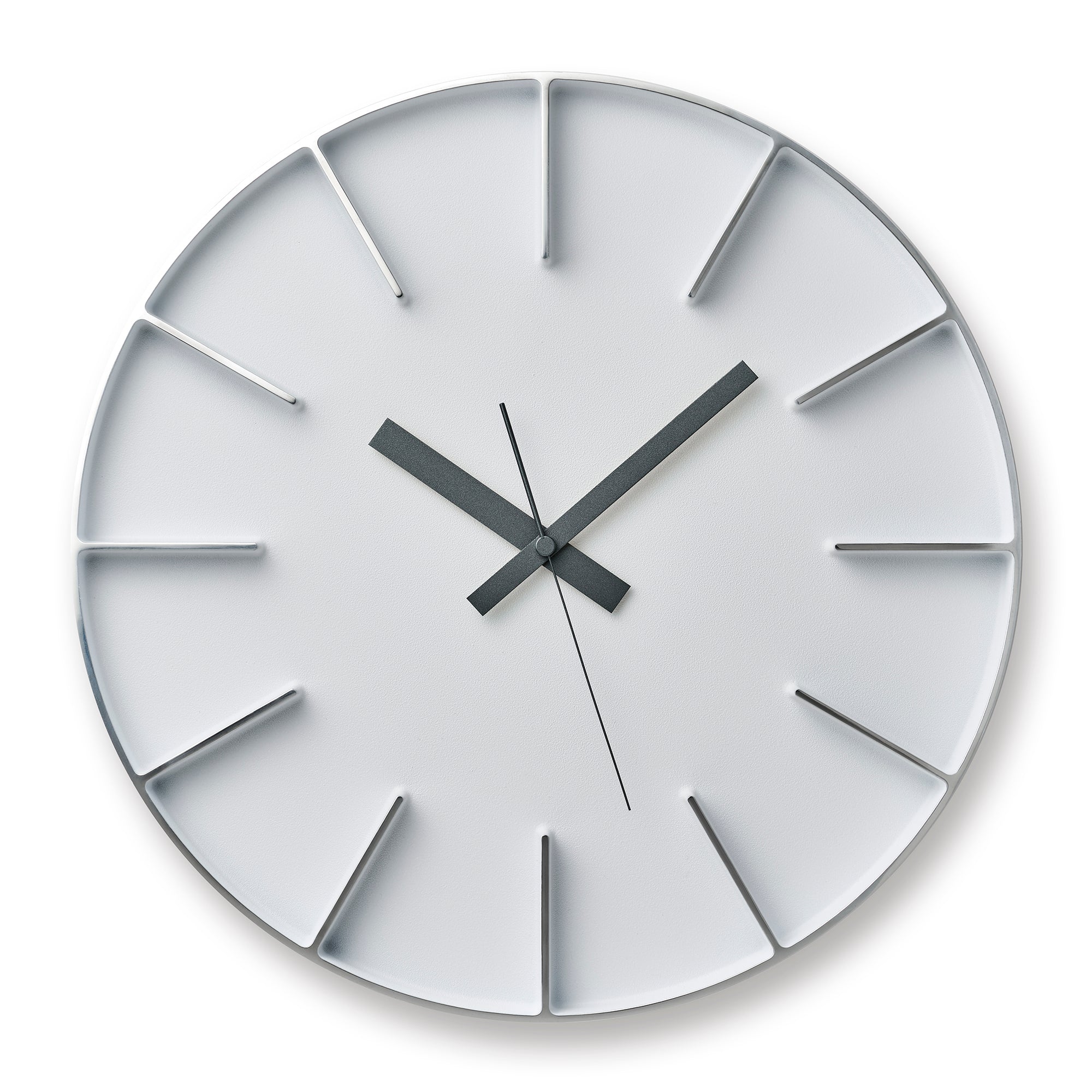 Runde Wanduhr mit weißem Zifferblatt und schwarzen Zeigern, silberner Rahmen
