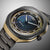 Armbanduhr-Zifferblatt mit blauem Wellenmuster, schwarzen Indizes und goldfarbener Lünette