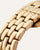 Nahaufnahme: goldfarbenes Gliederarmband der Armbanduhr