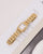 Goldene Armbanduhr auf Karte mit weißem Zifferblatt und Metallgliederarmband