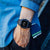Casio G-Shock am Handgelenk, schwarzes Digitaldisplay mit Alarm/Signalanzeigen