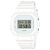 Weiße Quarz-Digitaluhr von Casio mit großem LCD-Display und geripptem Kunststoffband