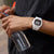 Weiße Casio G-Shock Herrenuhr am Handgelenk mit Digitaldisplay bei Bewegung