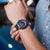 Hand trägt blaue Edifice-Armbanduhr am Handgelenk, Metallband und Zifferblatt sichtbar