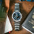Edifice Herrenuhr mit blauem Zifferblatt auf silbernem Metallarmband