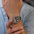 Casio Edifice Chronograph am Handgelenk, Edelstahlgehäuse und dunkles Zifferblatt