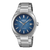 Dreiviertelansicht der Herrenarmbanduhr mit blauem Zifferblatt, silbernem Edelstahlband