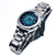 Herrenarmbanduhr von der Seite: blaues Zifferblatt und silbernes Edelstahlband