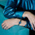 Citizen Armbanduhr am Handgelenk: blaues Zifferblatt am Edelstahlgliederarmband