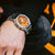G-Shock Herrenuhr am Handgelenk: silbernes Metallarmband und orangefarbenes Analog-Digital-Zifferblatt