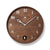 Runde Wanduhr aus Nussbaumfurnier mit braunem Zifferblatt und weißen Ziffern 1–12