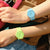 Kinderarmbanduhr am Handgelenk mit hellblauem Kunststoffarmband