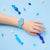 Hellblaue Kinderarmanduhr mit rundem Zifferblatt und Bio-Kunstharz-Armband am Handgelenk