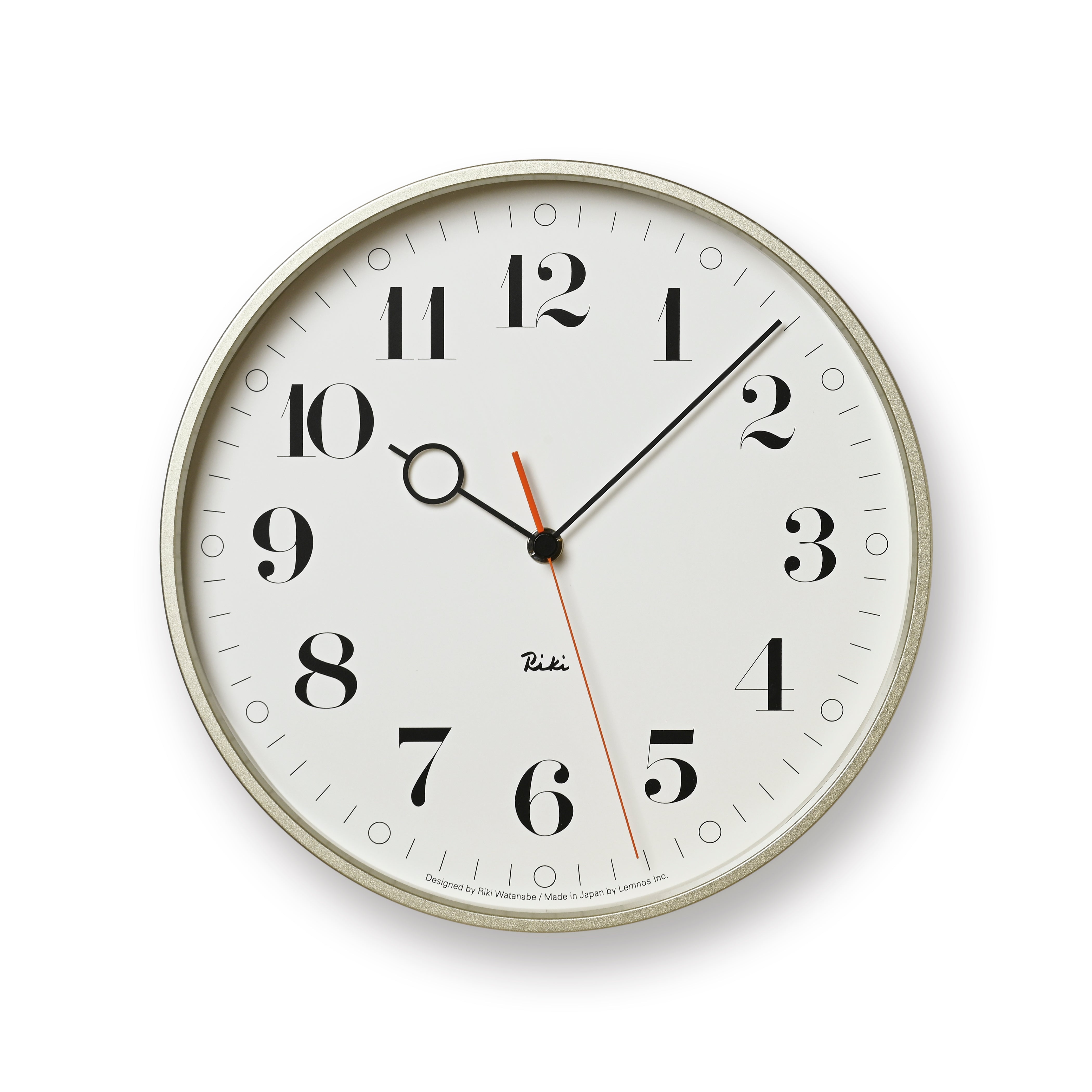Lemnos Riki Ring-Wanduhr: weißes Zifferblatt, schwarze Zahlen, orangefarbene Zeiger