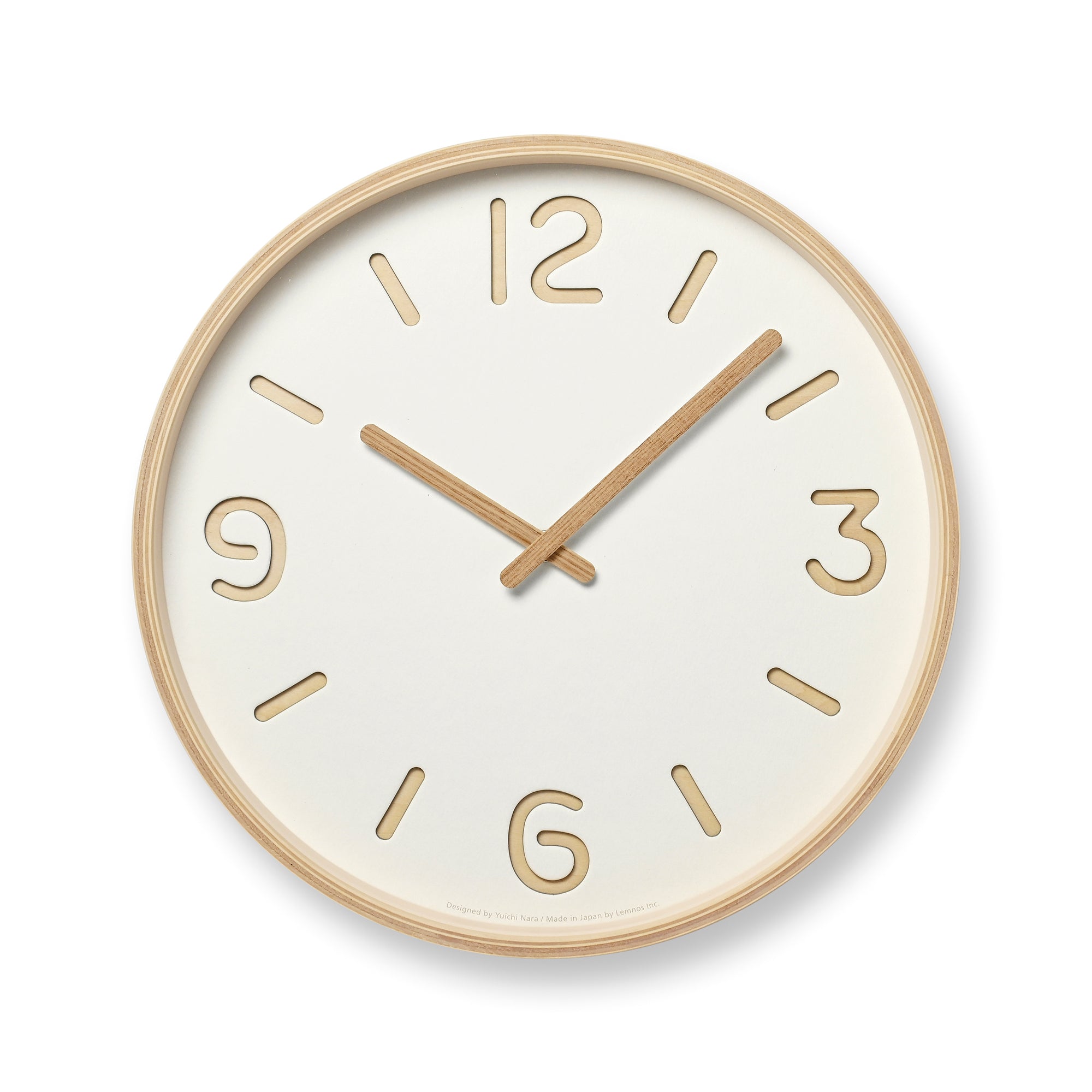 Runde Wanduhr mit weißem Zifferblatt, goldbraunen Zahlen und Stabzeigern, beiger Rahmen