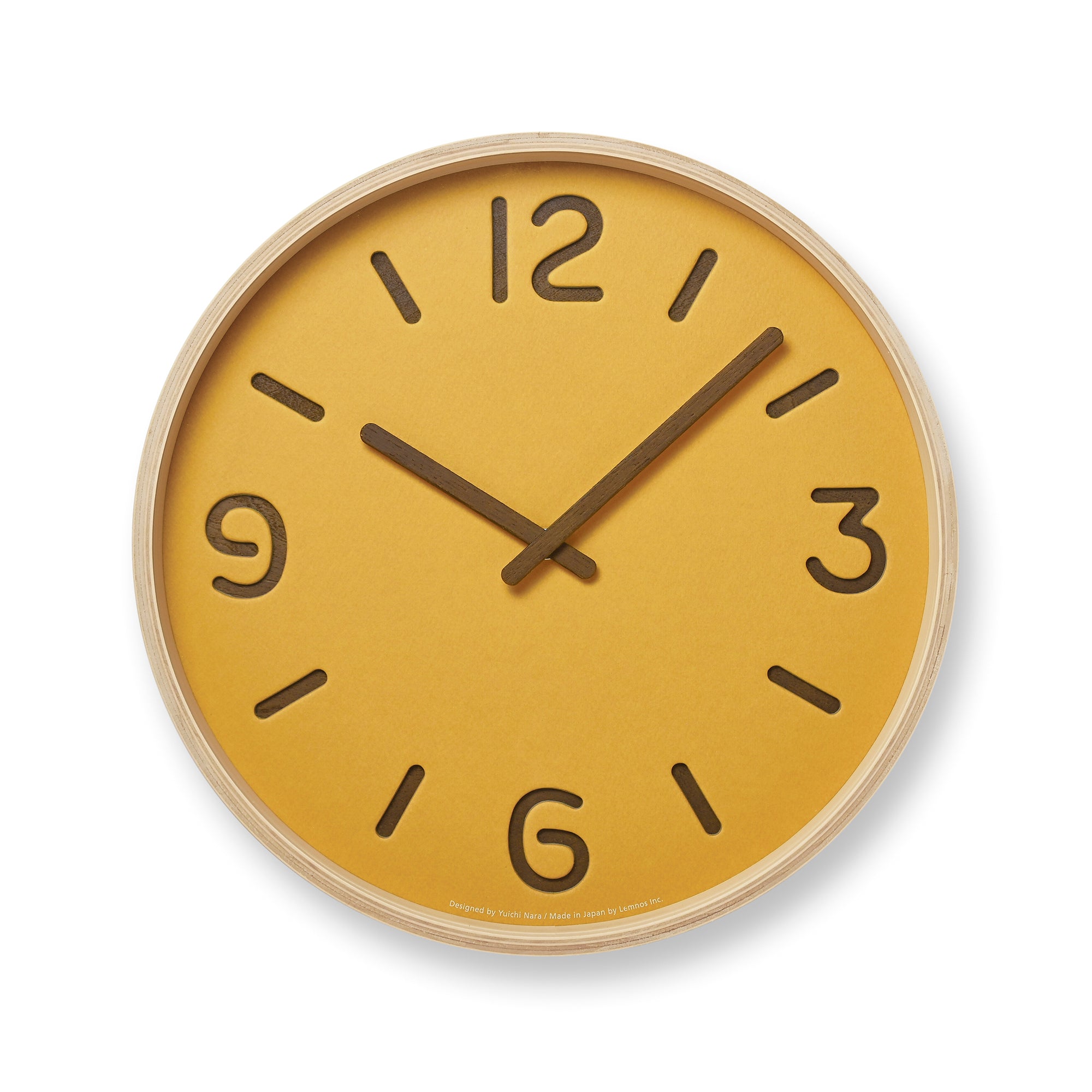 Lemnos Wanduhr mit rundem gelbem Papierzifferblatt und schwarzen Zeigern