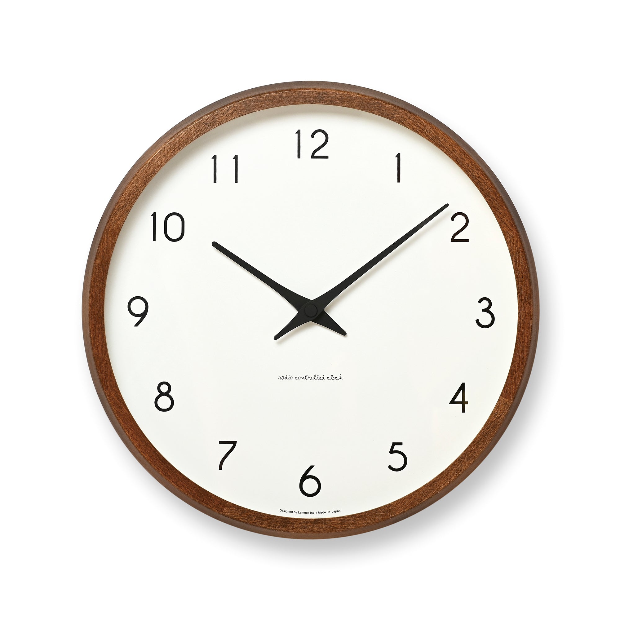 Braune Wanduhr mit rundem Holzrahmen, weißem Zifferblatt und schwarzen Zeigern