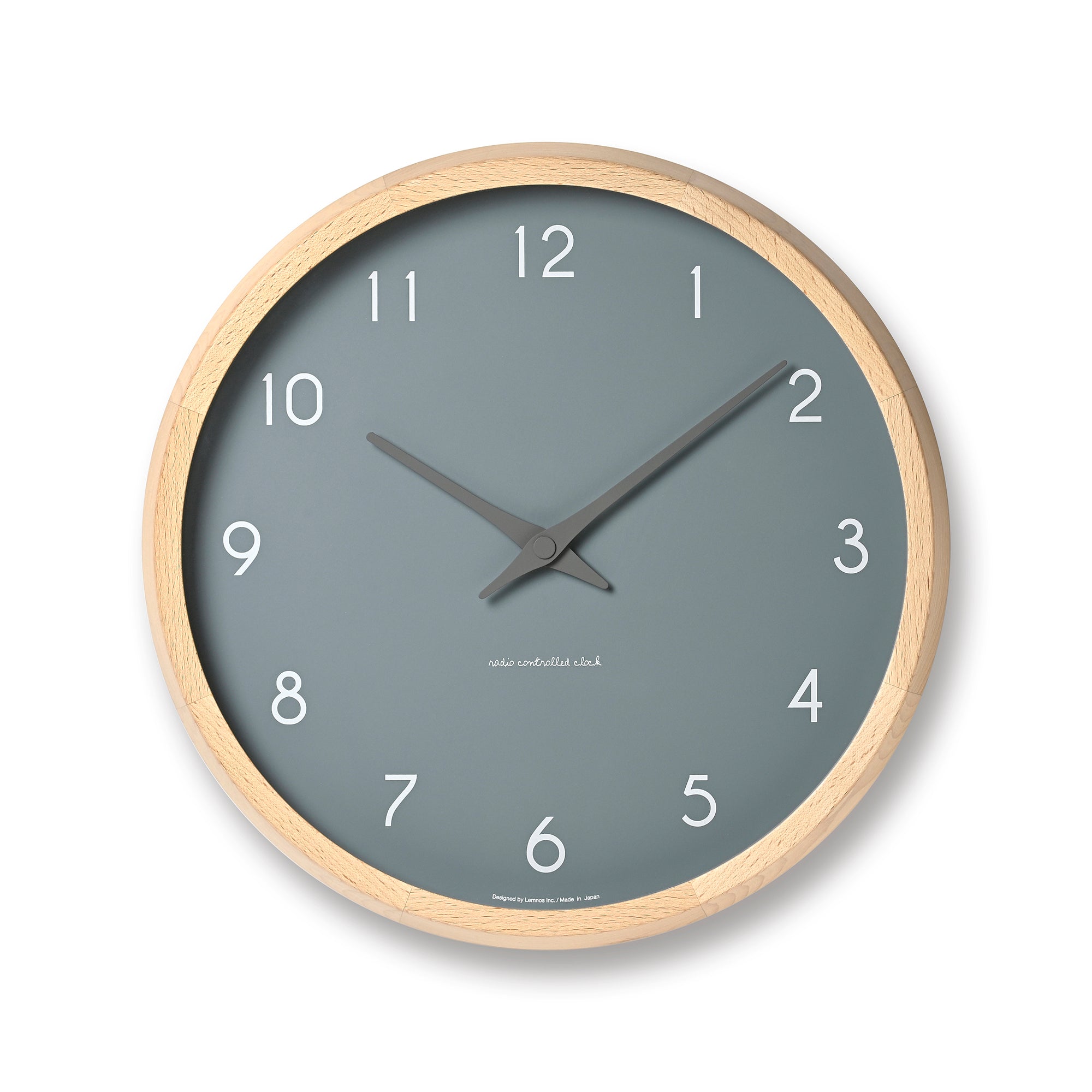 Wanduhr mit blauem Zifferblatt und hellem Buchenholzrahmen, geräuschloses Quarzwerk