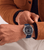 Police Herren-Chronograph am Handgelenk mit blauem Silikonband, dunklem Zifferblatt.