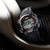 Herren-Digitale Armbanduhr mit LCD-Display und seitlichen Tasten am schwarzen Armband