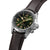 Herrenarmbanduhr in Detailansicht: braunes Lederband, grünes GMT-Ziffernblatt, silbernes Gehäuse