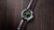 Herrenarmbanduhr mit braunem Lederband, grünem Ziffernblatt und silberfarbenem Gehäuse